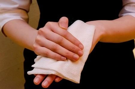 Limpos de tecido úmido adicionam cor aos serviços de hotel